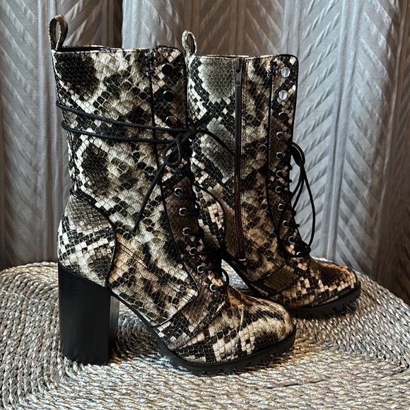 Like new Dolce Vita Ayleen snakeskin lace up zip up boots size 9.5 snake skin - Picture 4 of 15